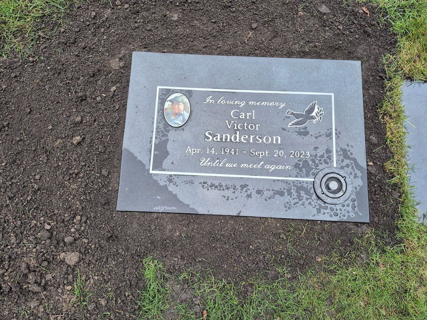 Carl Sanderson's grave. Photo 1
